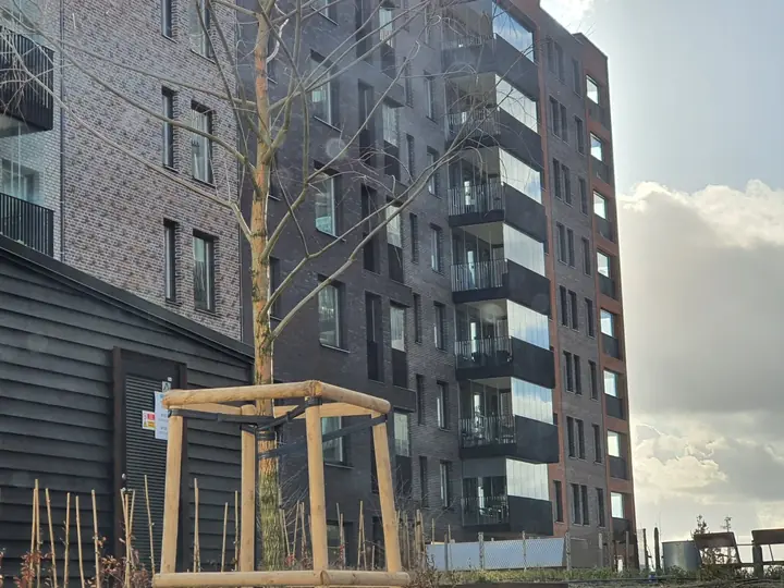 Pabeigta daudzstāvu dzīvojamā ēka ar stiklotiem balkoniem